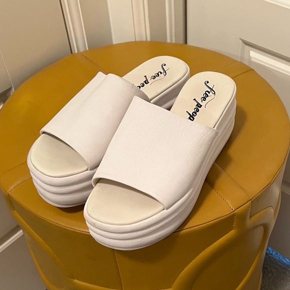 Free People platform slides - Picture 6 of 17
